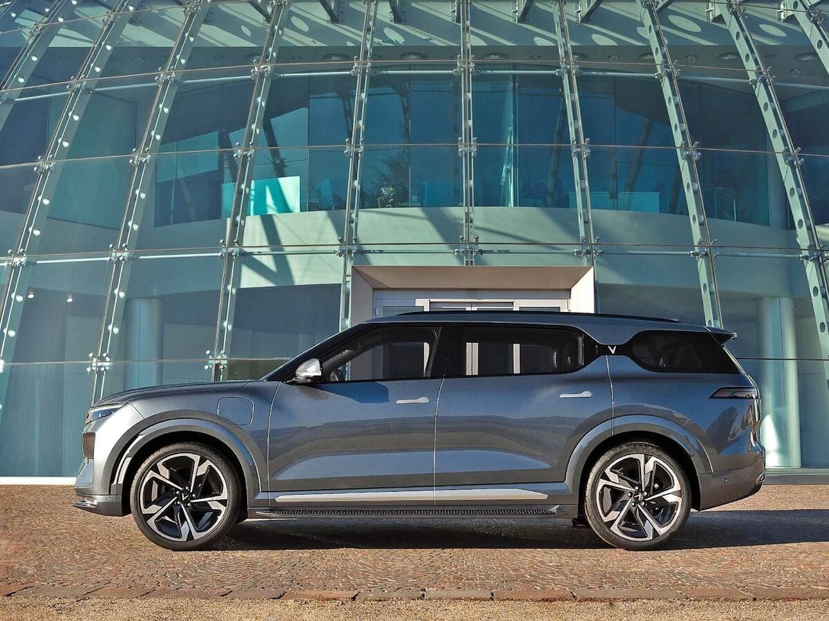 VinFast VF 9 trang bị các tính năng an toàn đảm bảo quá trình di chuyển thuận tiện