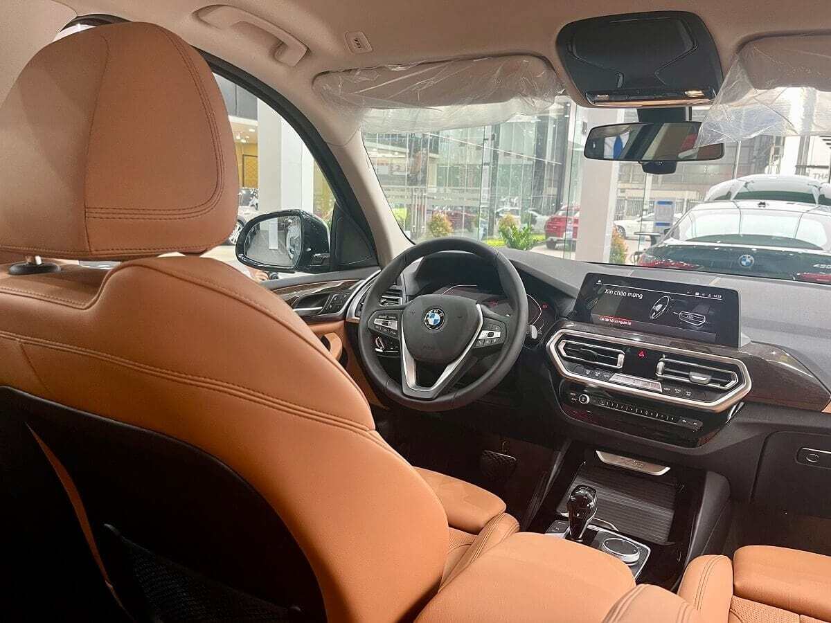 Vô lăng BMW X3 được bọc da cao cấp và tích hợp các phím chức năng và lẫy chuyển số