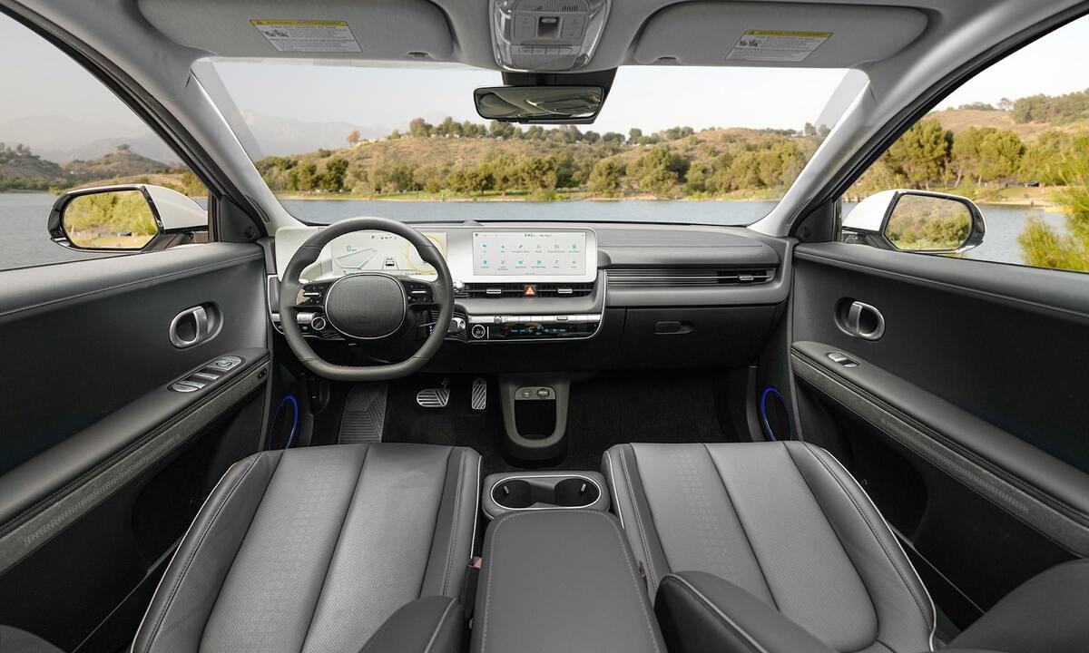 Vô lăng và táp-lô dùng nhiều chất liệu an toàn với môi trường