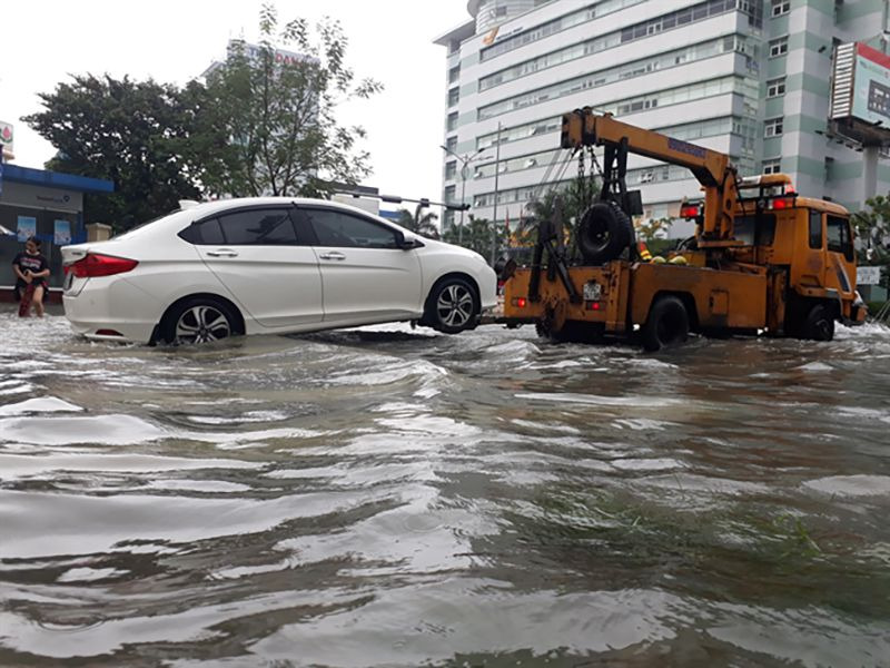 Xe bị chết máy không được khởi động xe mà hãy gọi cứu hộ