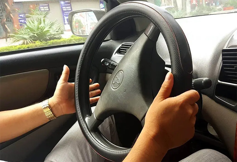 Xe bị khóa vô lăng do dây curoa trượt trên puly