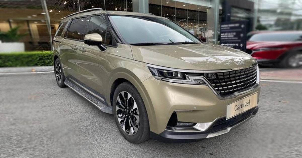Xe Kia Carnival ngoại thất vàng 