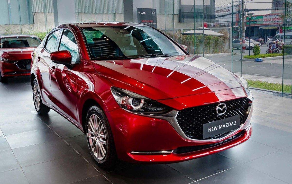 Xe Mazda 2 2023 phiên bản màu đỏ hiện đại, trẻ trung