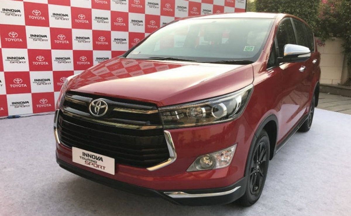 Xe Toyota Innova ngoại thất đỏ