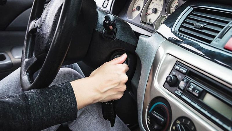 Xoay vô lăng sau khi tắt xe khiến vô lăng bị khóa