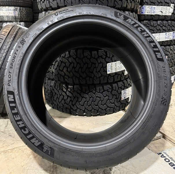Hình ảnh xe 315/35ZR20 Michelin Dòng hiệu suất cao của Michelin chuyên cho siêu xe và xe thể thao.