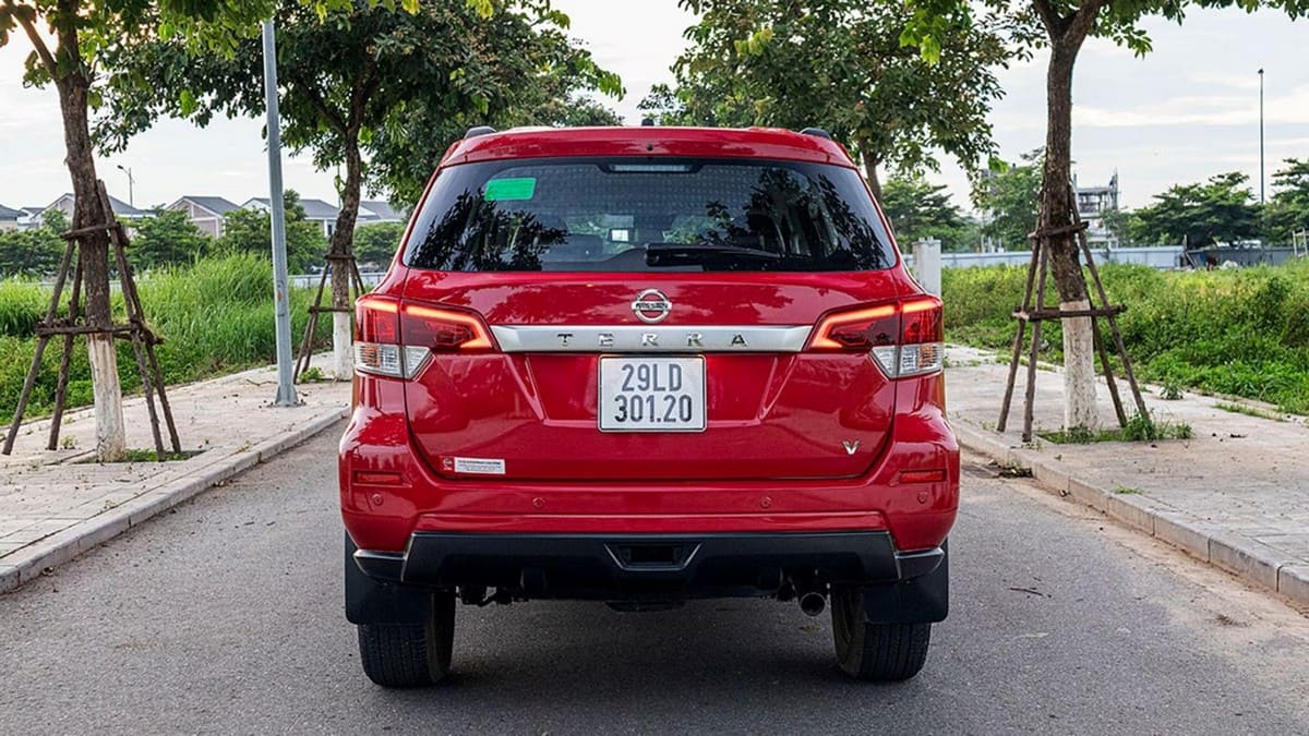 Đuôi xe Nissan Terra 2020 thiết kế vững chãi, hiện đại