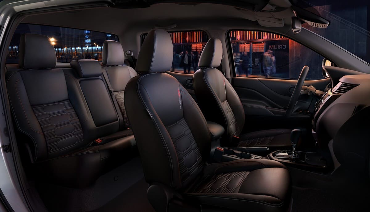Ghế ngồi của Nissan Navara 2022 rộng và thoáng