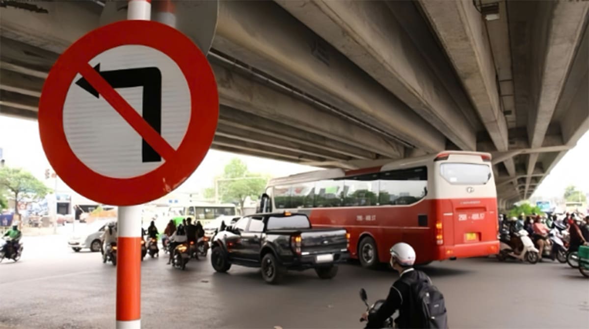 Khi gặp biển báo rẽ trái, tài xế cần làm gì?