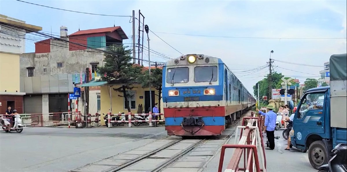 Không được dừng xe, đỗ xe trong phạm vi an toàn của đường sắt