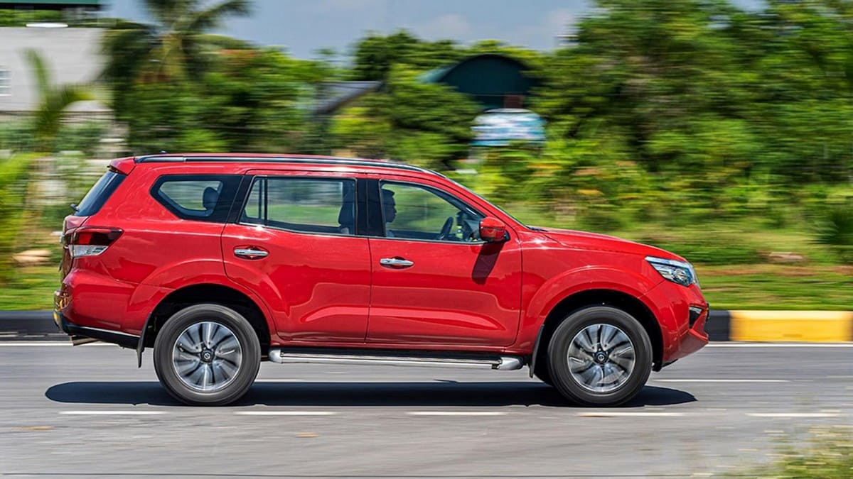 Mạnh mẽ và cứng cáp thể hiện rõ trên thân xe Nissan Terra 2020
