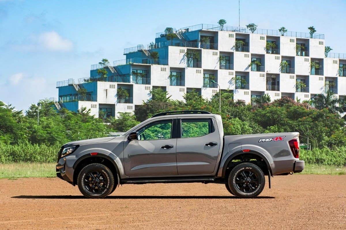 Thân xe Nissan Navara 2022 thiết kế với nhiều góc cạnh đầy ấn tượng