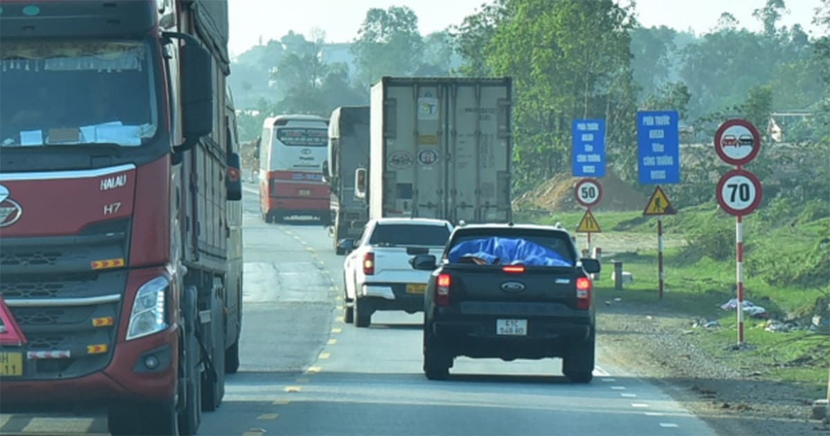 Thấy biển báo gờ giảm tốc, tài xế cần chú ý gì?