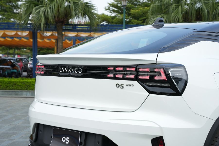 Hình ảnh xe LYNK & CO 05 HYPERHALO TRẮNG 2024