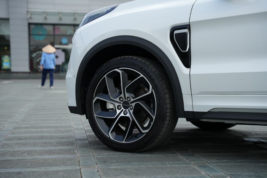 Hình ảnh xe LYNK & CO 05 HYPERHALO TRẮNG 2024