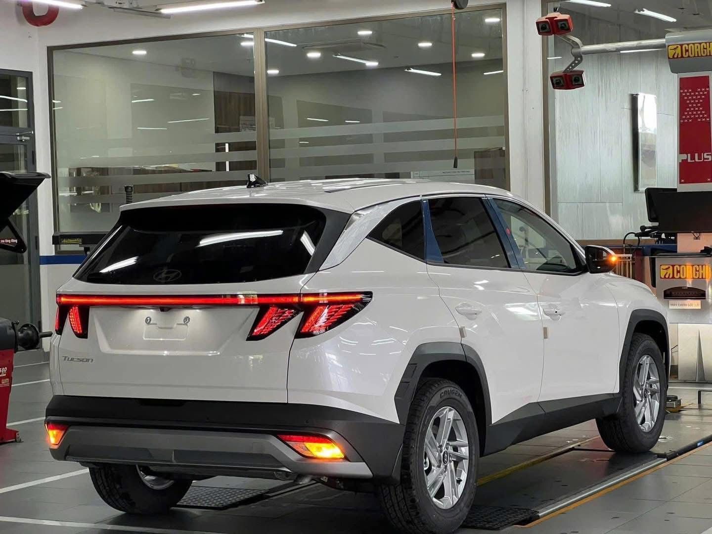 Hình ảnh xe HYUNDAI TUCSON TIÊU CHUẨN 2.0- TRẮNG