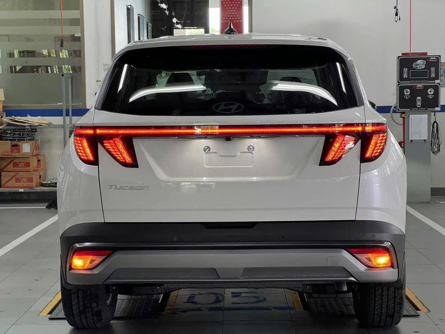Hình ảnh xe HYUNDAI TUCSON TIÊU CHUẨN 2.0- TRẮNG