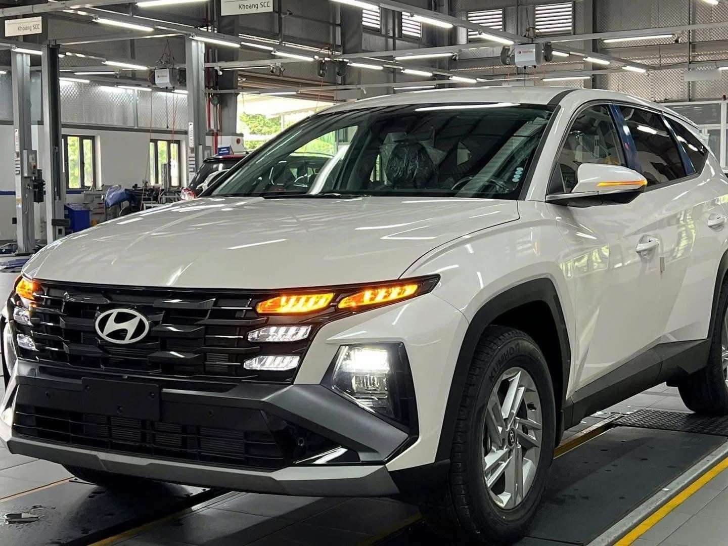 Hình ảnh xe HYUNDAI TUCSON TIÊU CHUẨN 2.0- TRẮNG