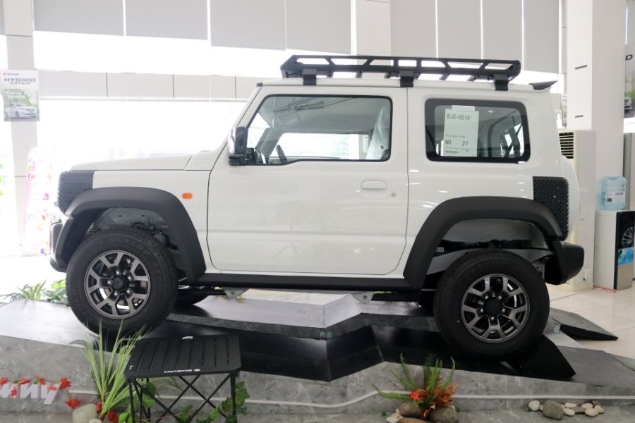 Hình ảnh xe SUZUKI JIMNY 2024 TRẮNG, TẶNG PHỤ KIỆN, 2 CẦU, 4 CHỖ CHUYÊN OFFROAD