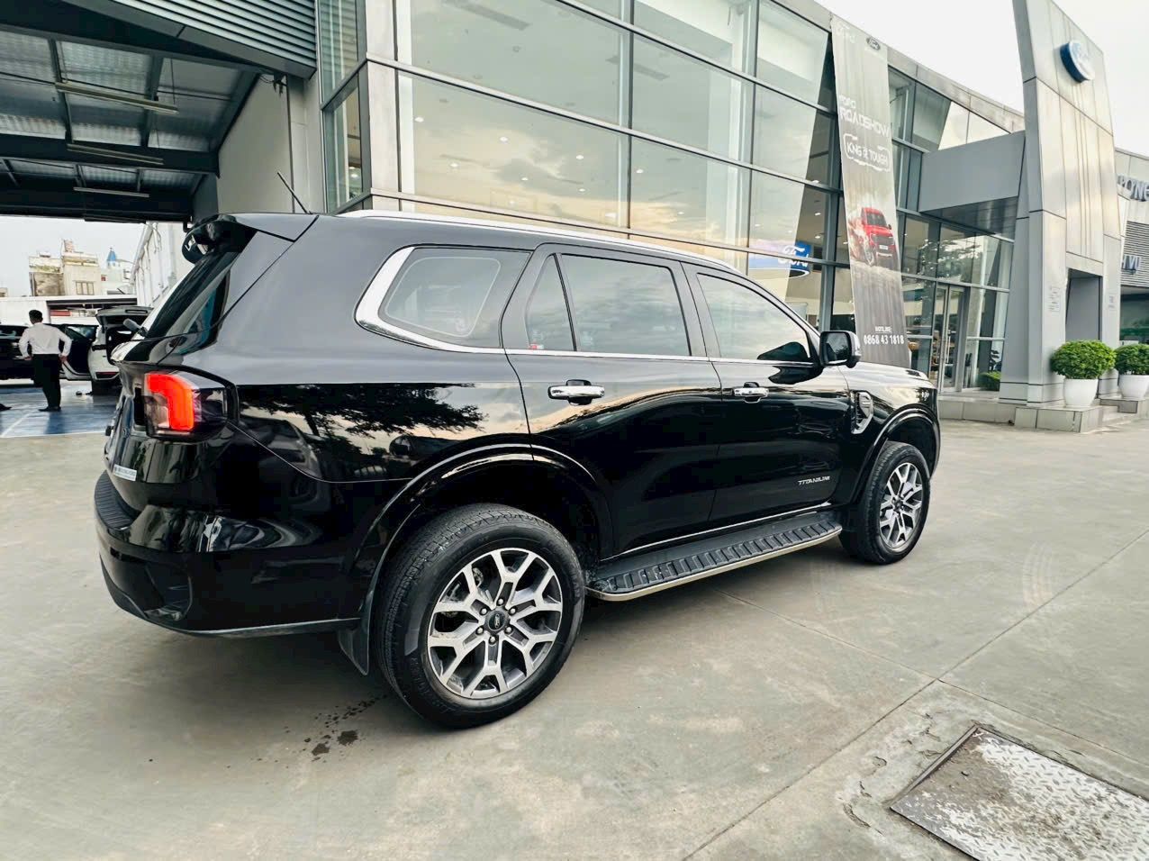 Hình ảnh xe FORD EVEREST TITANIUM 4x2 2023- 13.000 KM