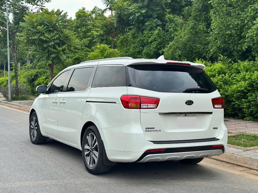 Hình ảnh xe Kia Sedona máy dầu 2.2l DATH bản full sx năm 2017