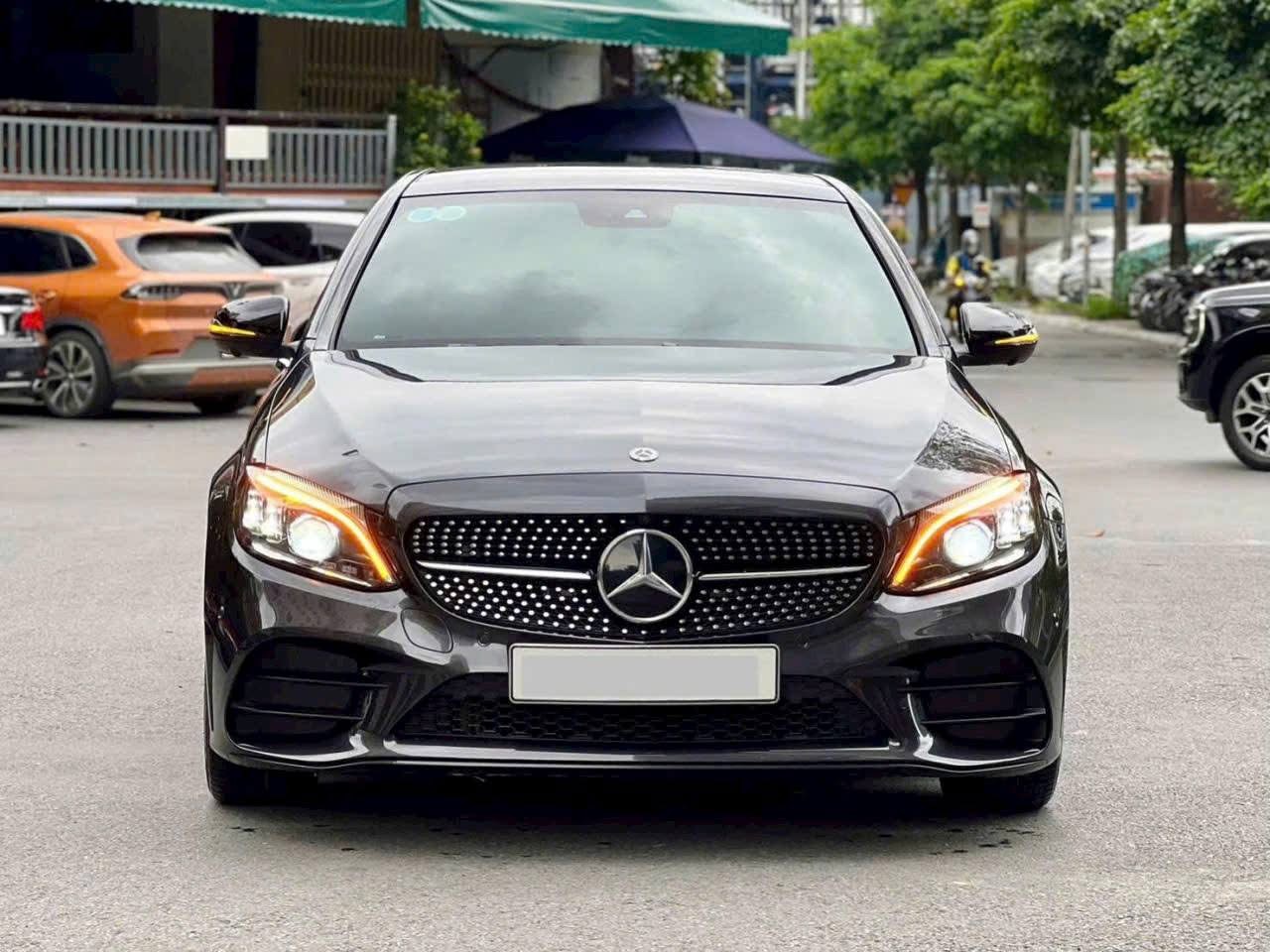 Hình ảnh xe Mercedes-Benz C300 AMG 2020 – Đỉnh cao thể thao & sang trọng