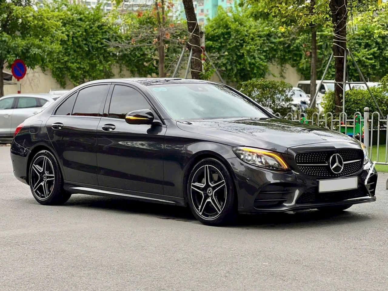 Hình ảnh xe Mercedes-Benz C300 AMG 2020 – Đỉnh cao thể thao & sang trọng