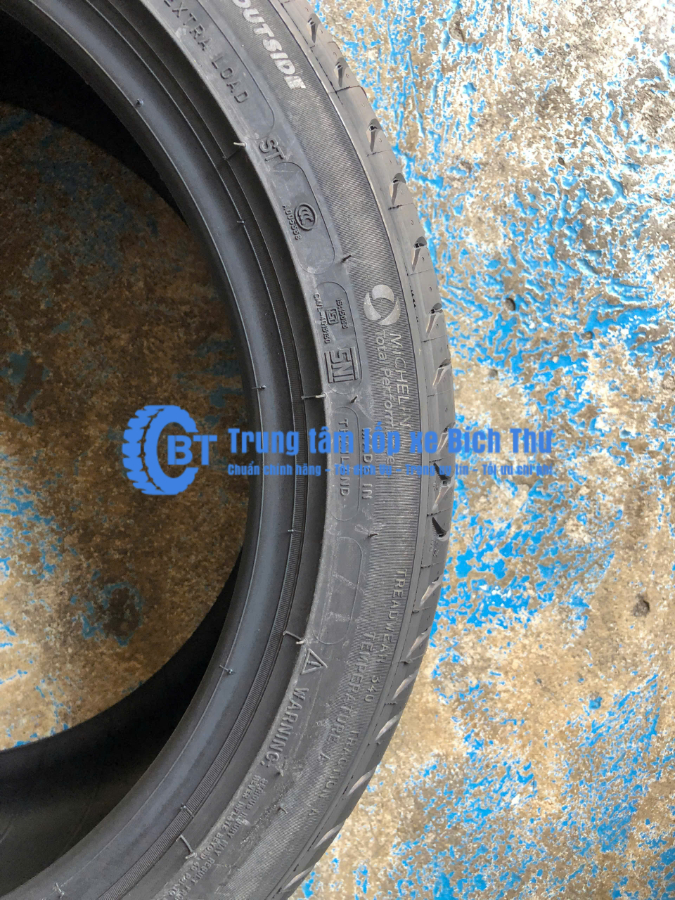 Hình ảnh xe Lốp Michelin 215/45R17 Primacy 4ST ( Lốp dành cho xe Kia Cerato, K3; Huyndai I30, Toyota Corolla Alt