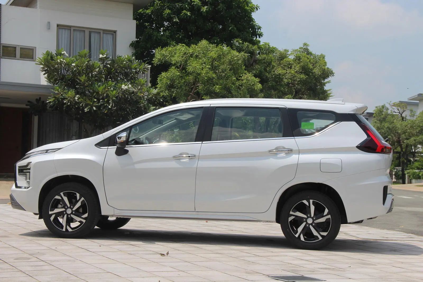 Hình ảnh xe XPANDER PREMIUM TRẮNG 2025
