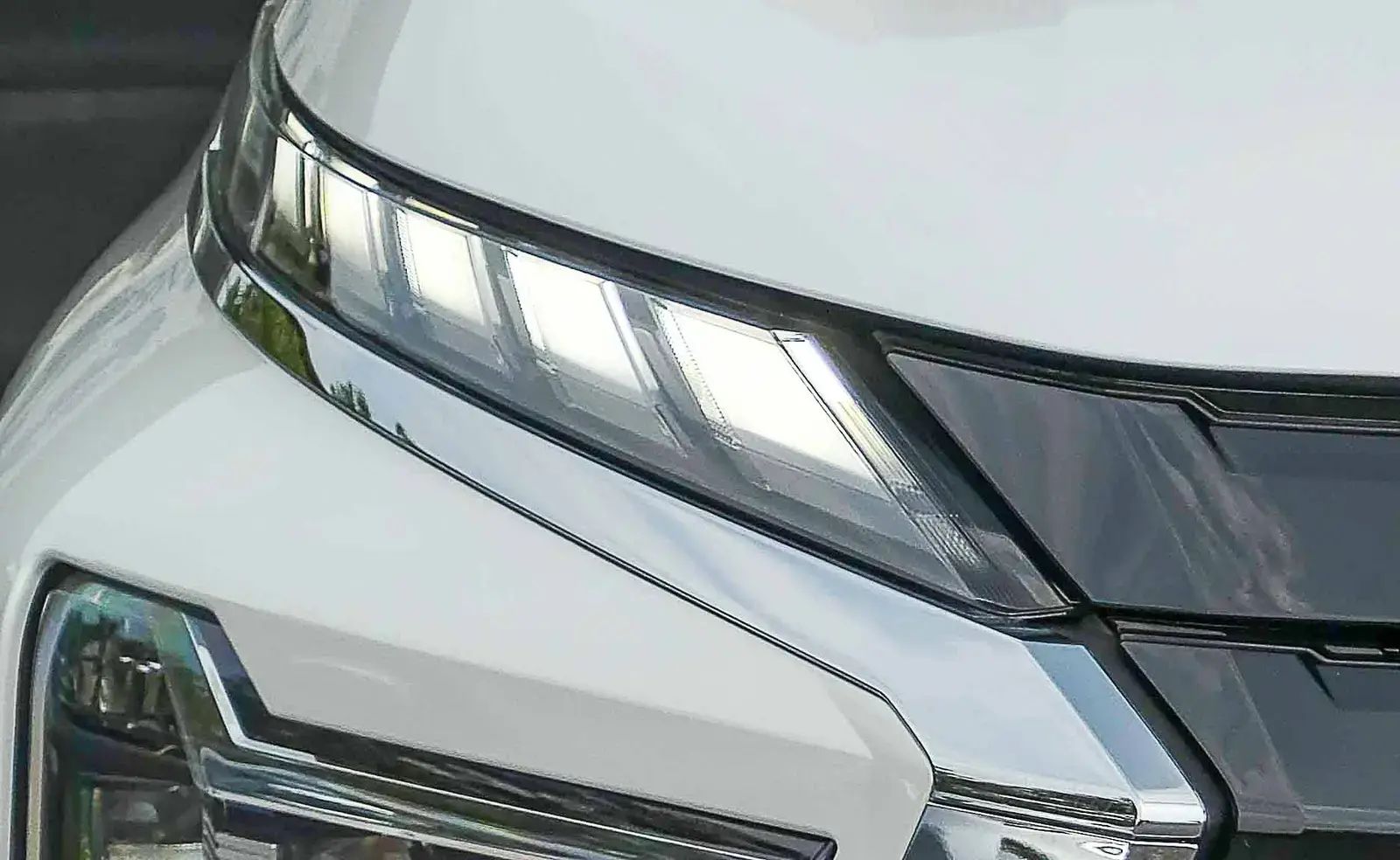 Hình ảnh xe XPANDER PREMIUM TRẮNG 2025