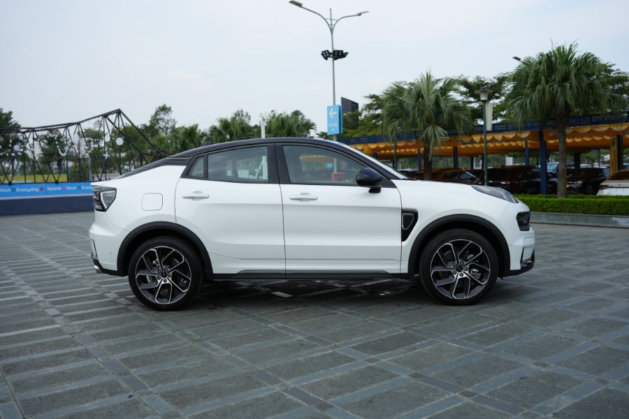 Hình ảnh xe LYNK & CO 05 HYPERHALO TRẮNG 2024