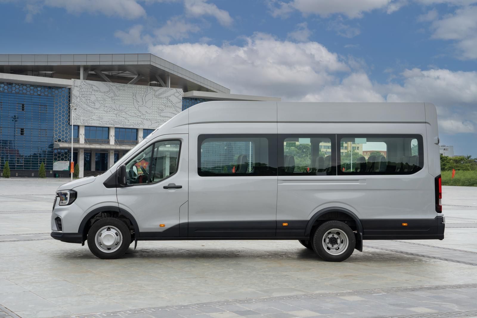 Hình ảnh xe FORD TRANSIT PREMIUM+ 4X2AT