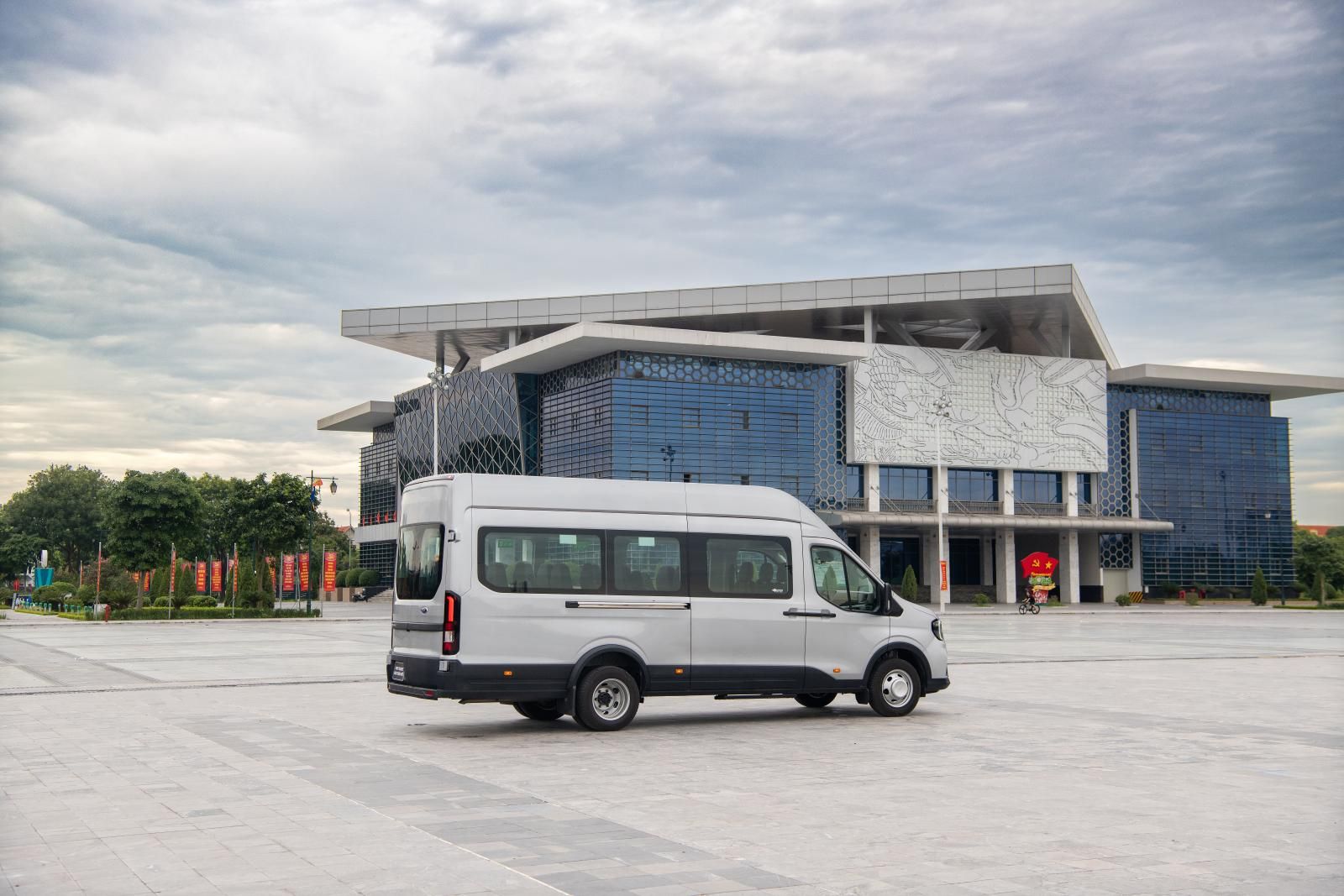 Hình ảnh xe FORD TRANSIT PREMIUM+ 4X2AT