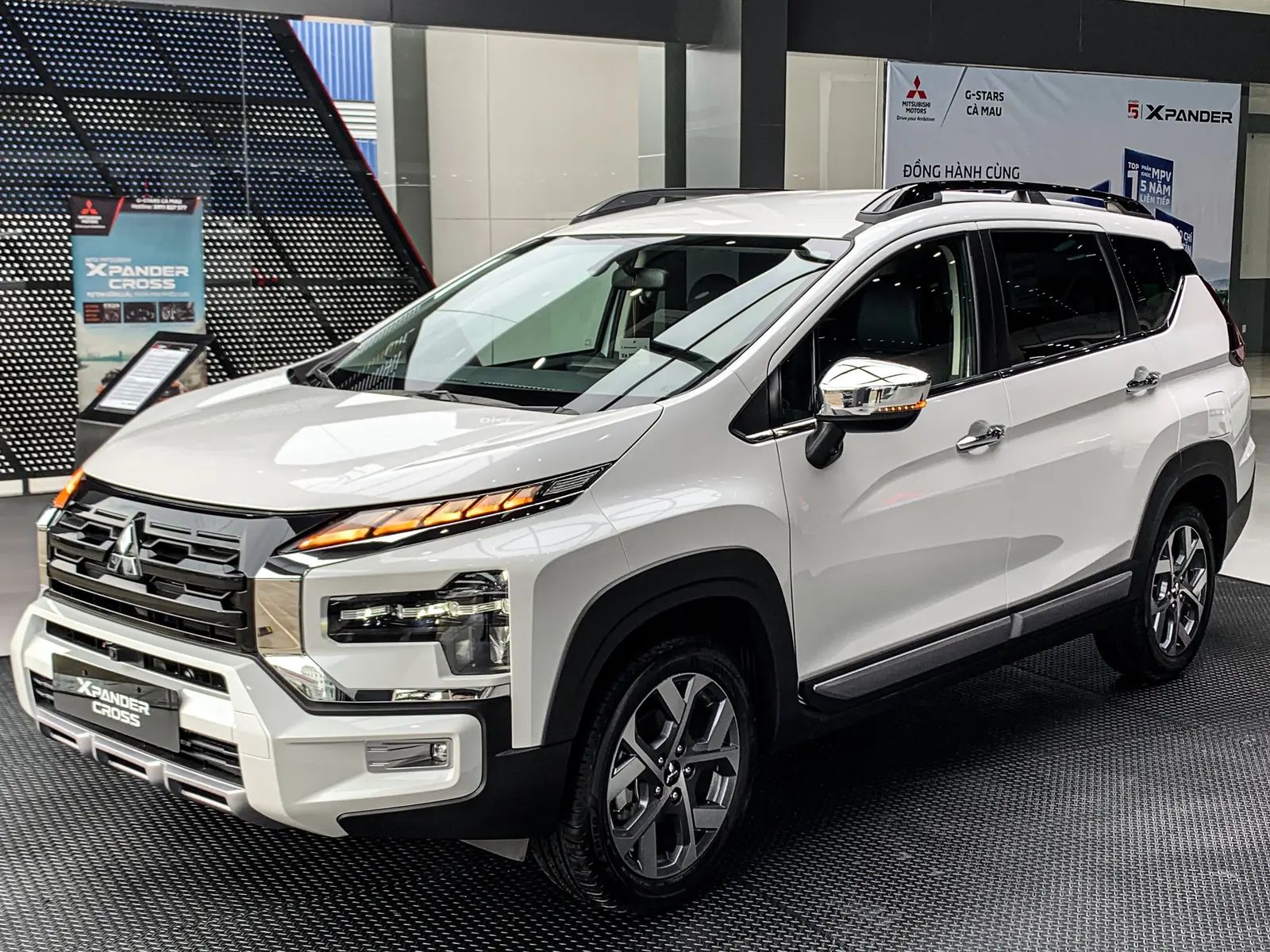 Hình ảnh xe XPANDER CROSS TRẮNG 2025