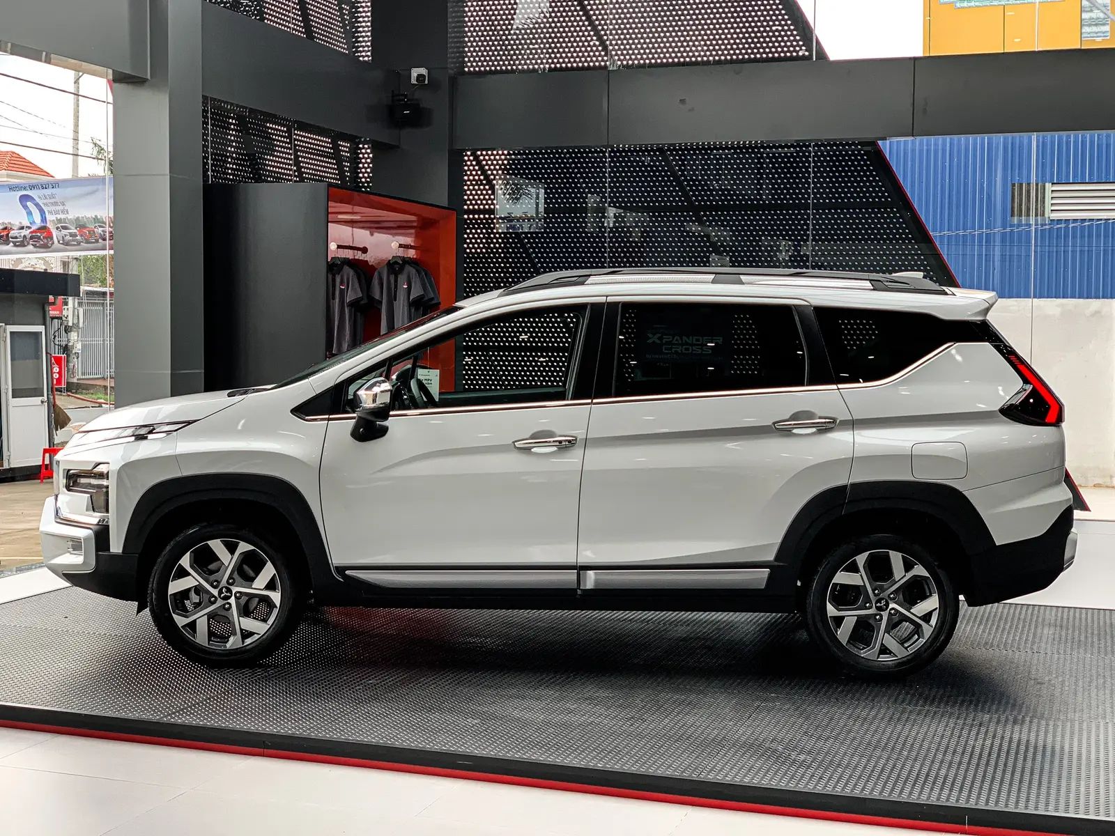 Hình ảnh xe XPANDER CROSS TRẮNG 2025
