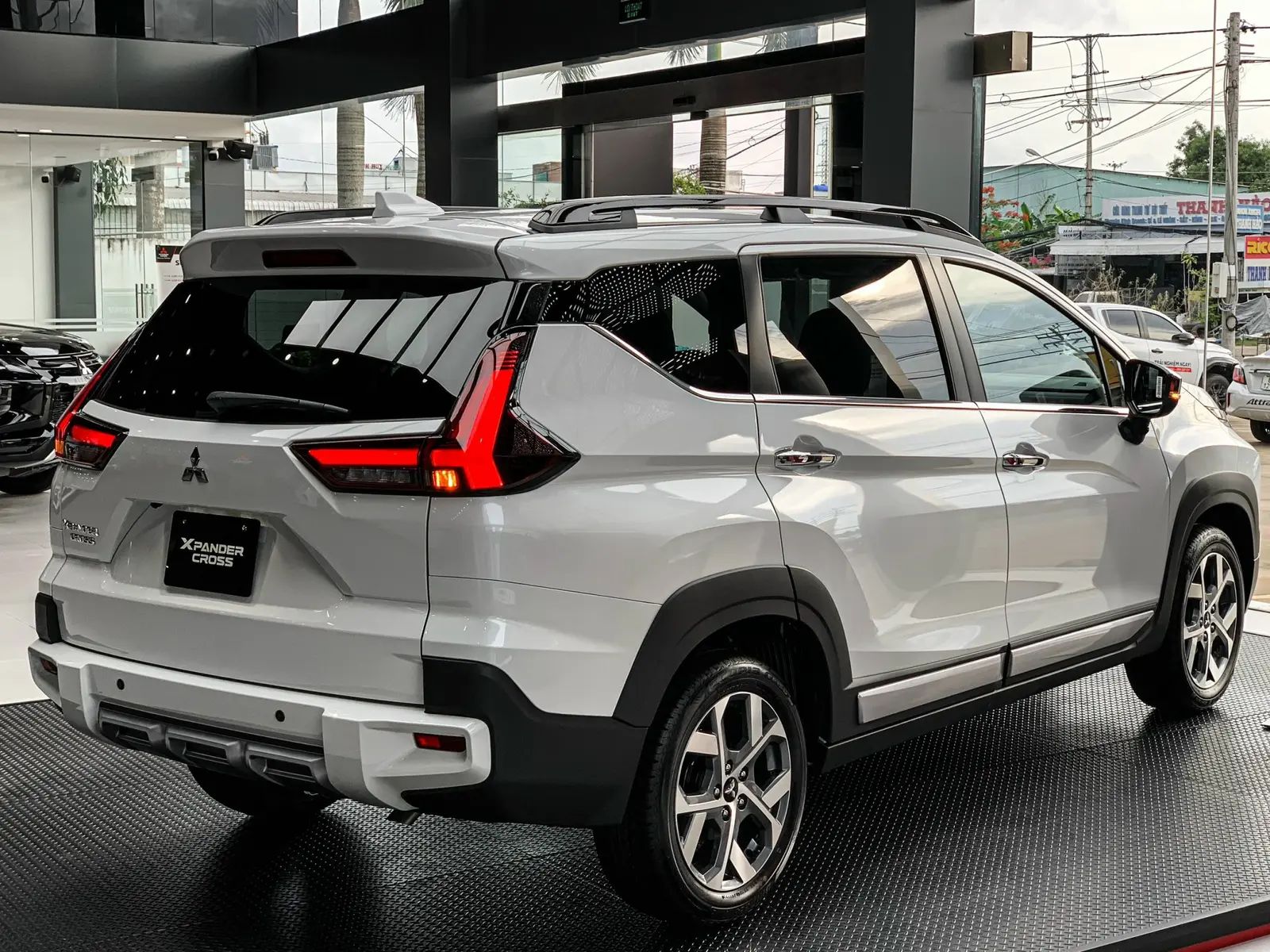 Hình ảnh xe XPANDER CROSS TRẮNG 2025