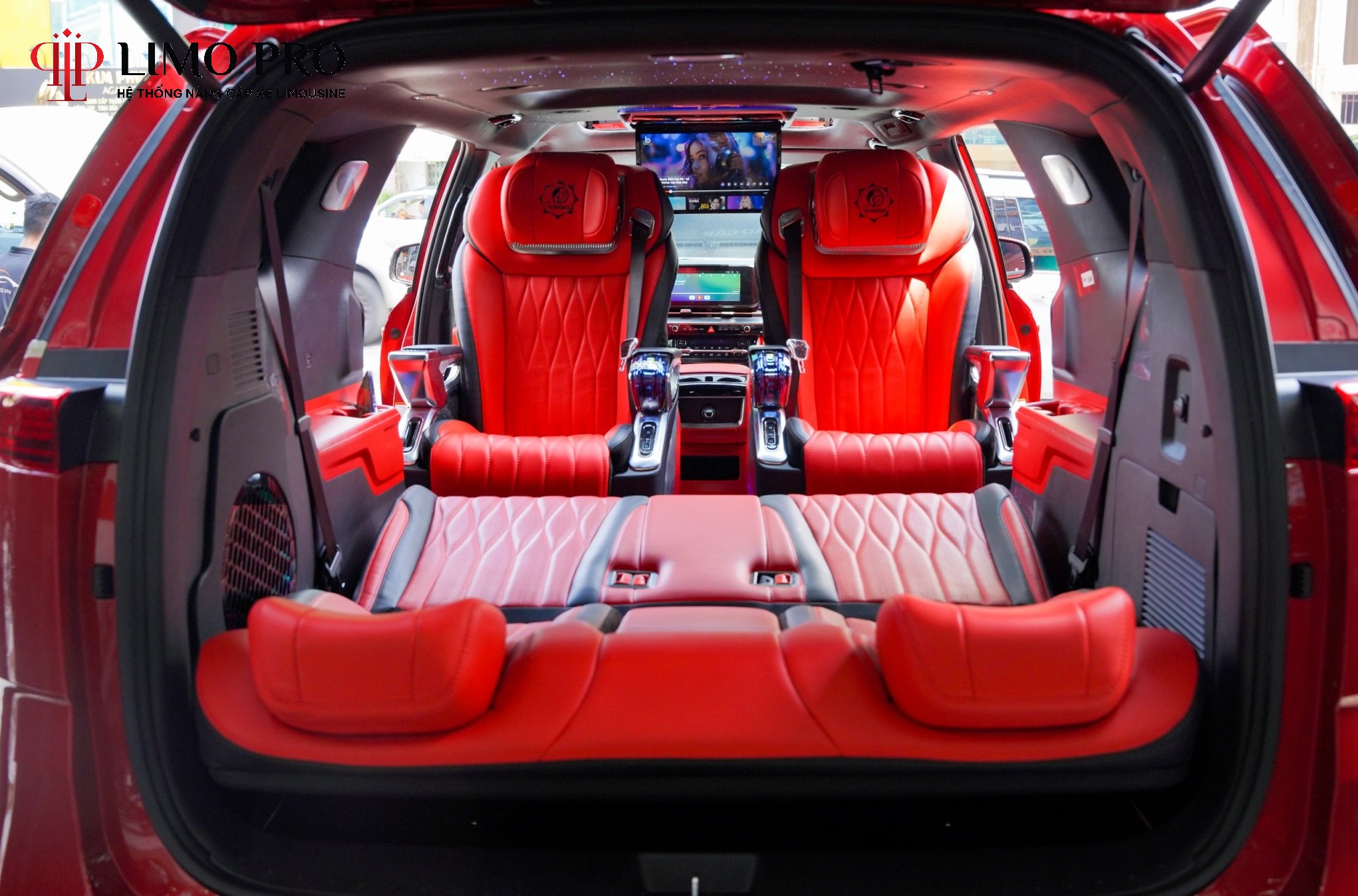 Hình ảnh xe Carnival độ full nội thất đỏ đen cực cháy!