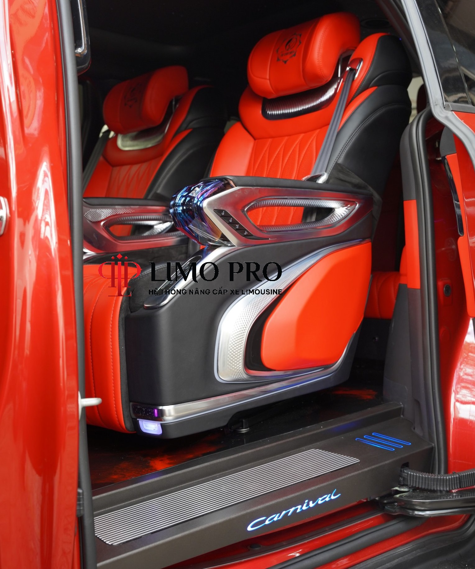 Hình ảnh xe Carnival độ full nội thất đỏ đen cực cháy!