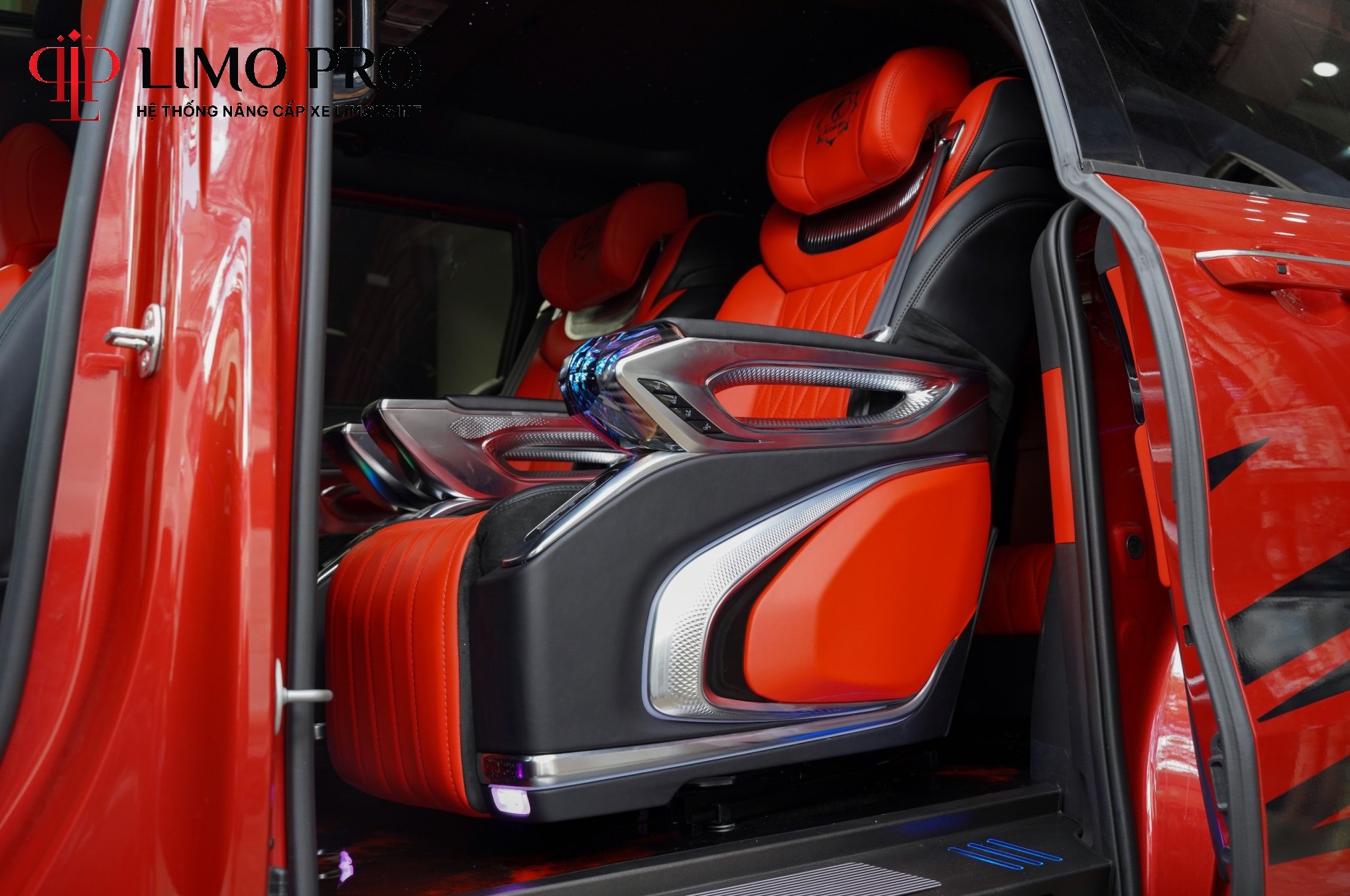 Hình ảnh xe Carnival độ full nội thất đỏ đen cực cháy!