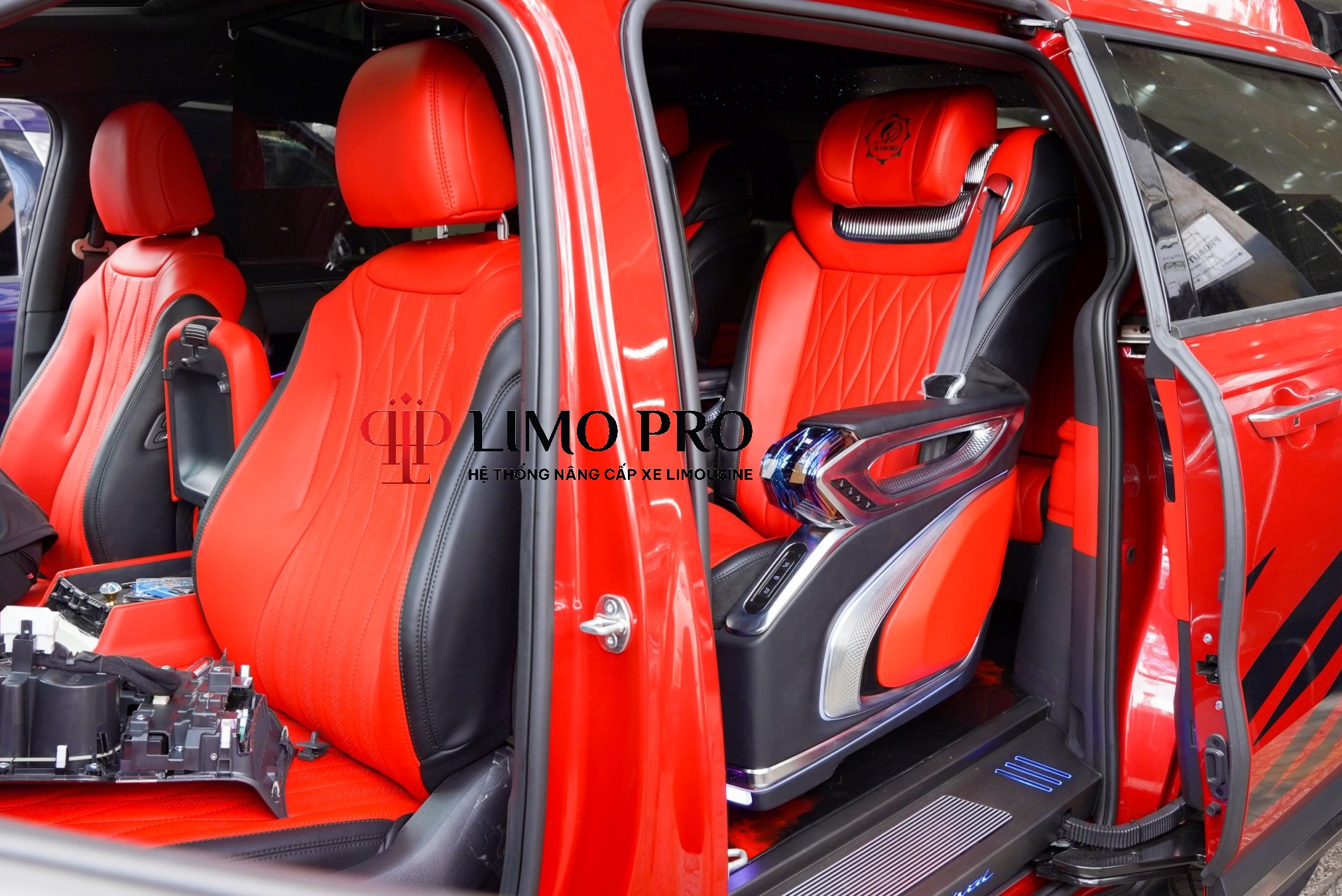 Hình ảnh xe Carnival độ full nội thất đỏ đen cực cháy!