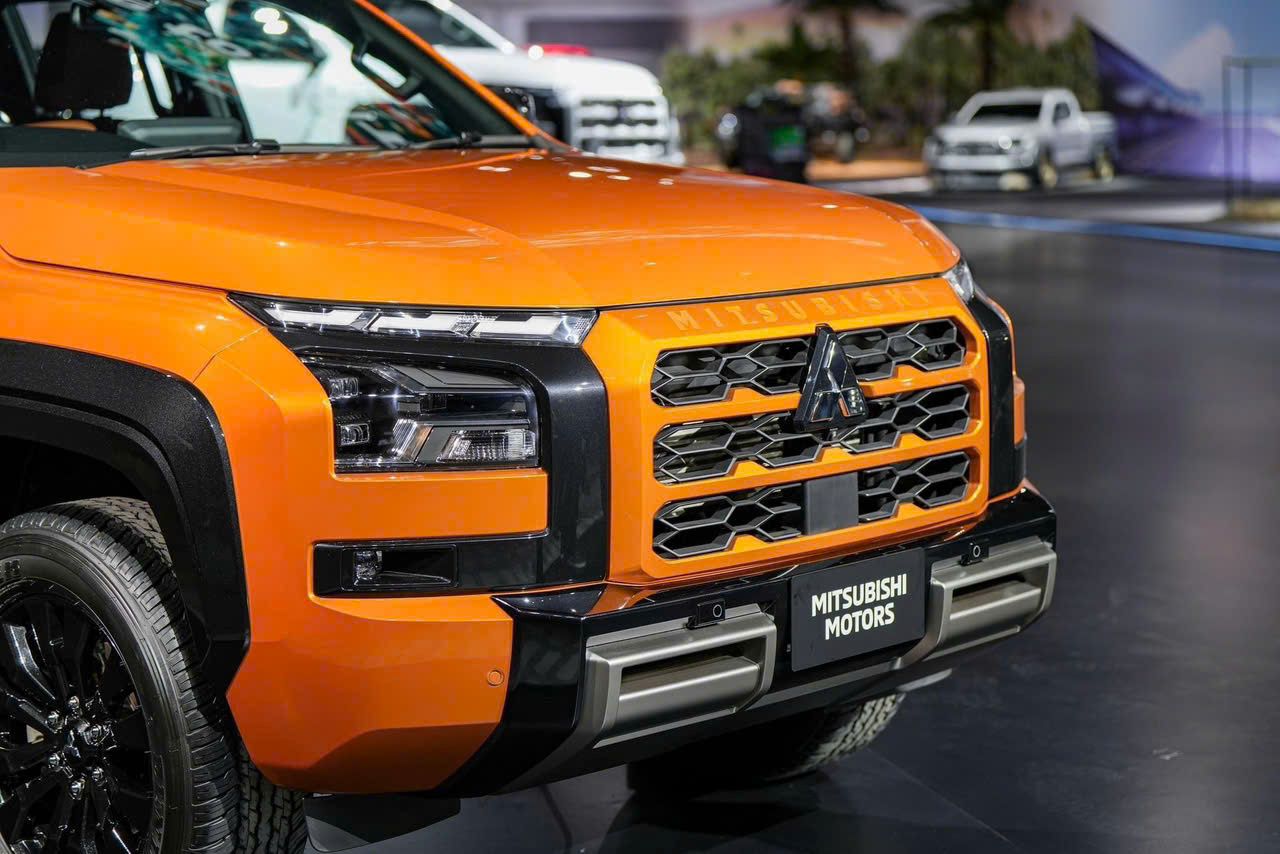 Hình ảnh xe TRITON 4x4 ATHLETE 2025 CAM ĐEN