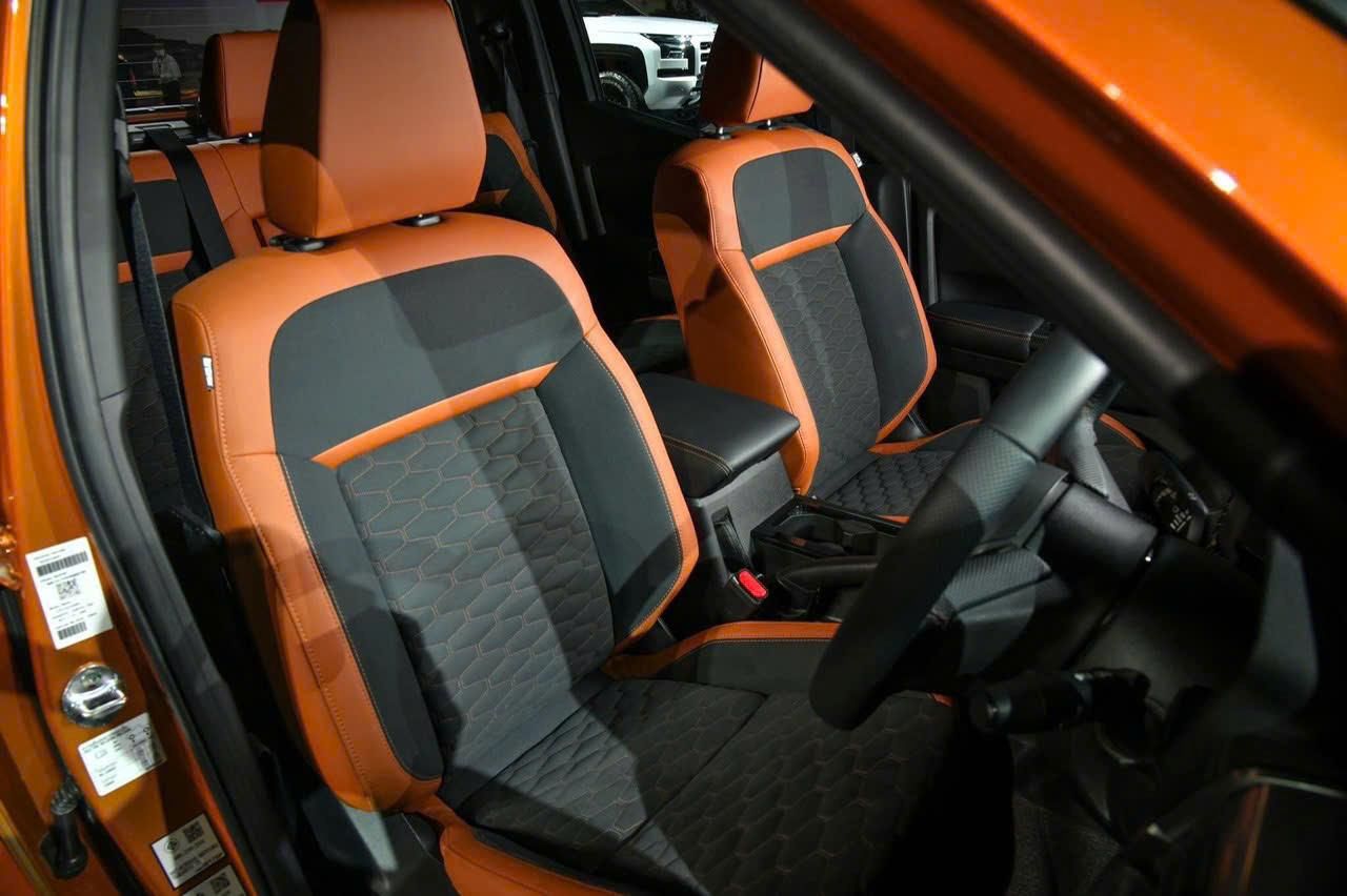Hình ảnh xe TRITON 4x4 ATHLETE 2025 CAM ĐEN
