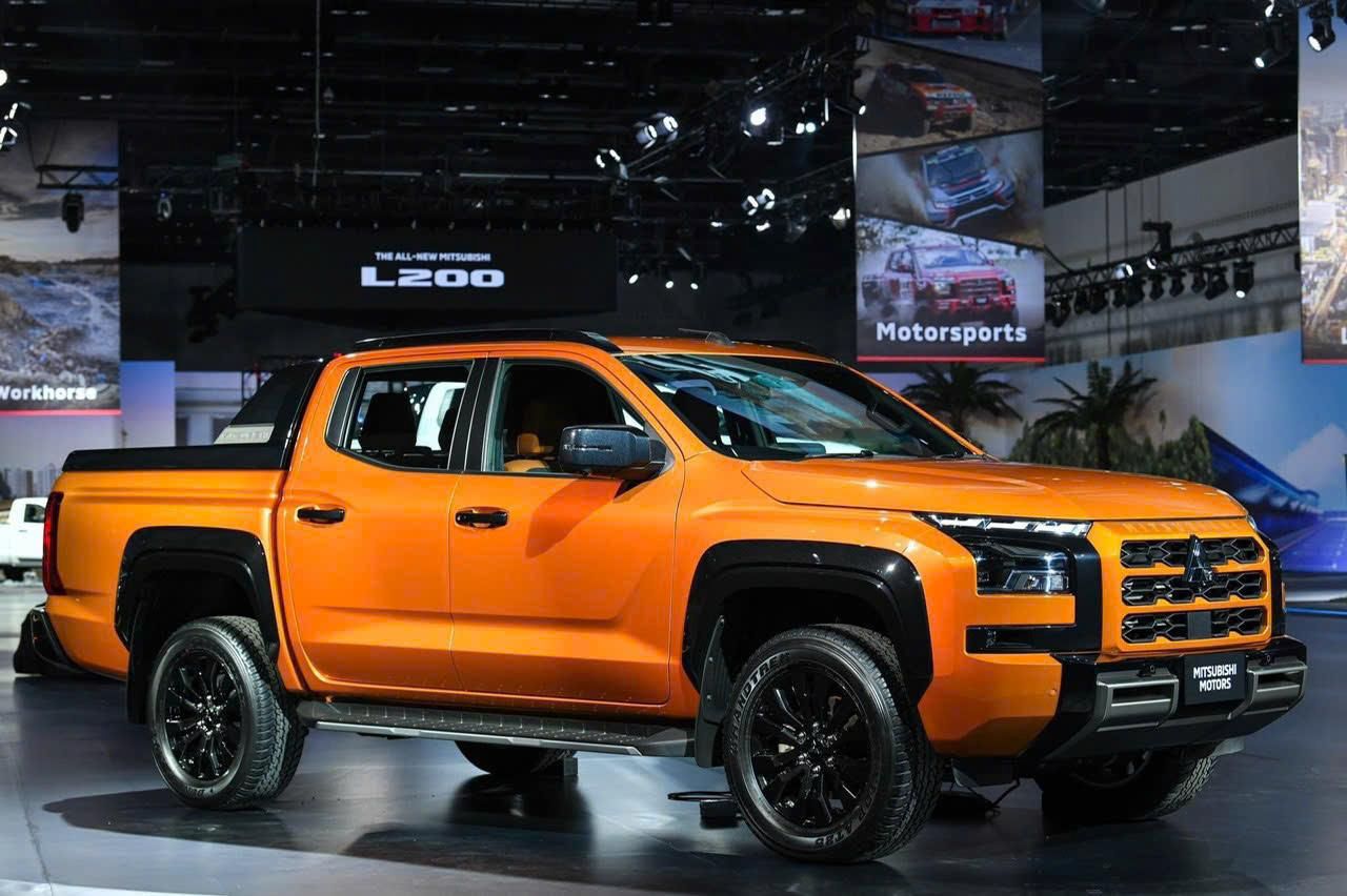 Hình ảnh xe TRITON 4x4 ATHLETE 2025 CAM ĐEN