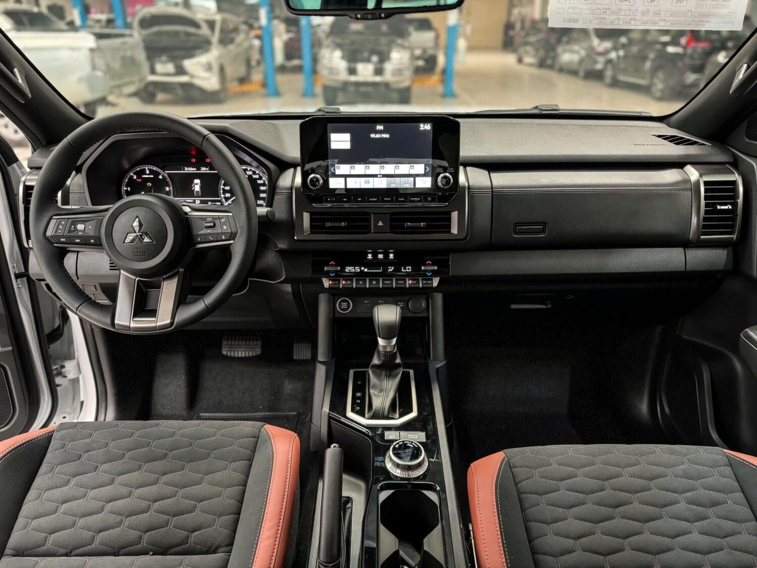 Hình ảnh xe TRITON 4x4 ATHLETE 2025 CAM ĐEN