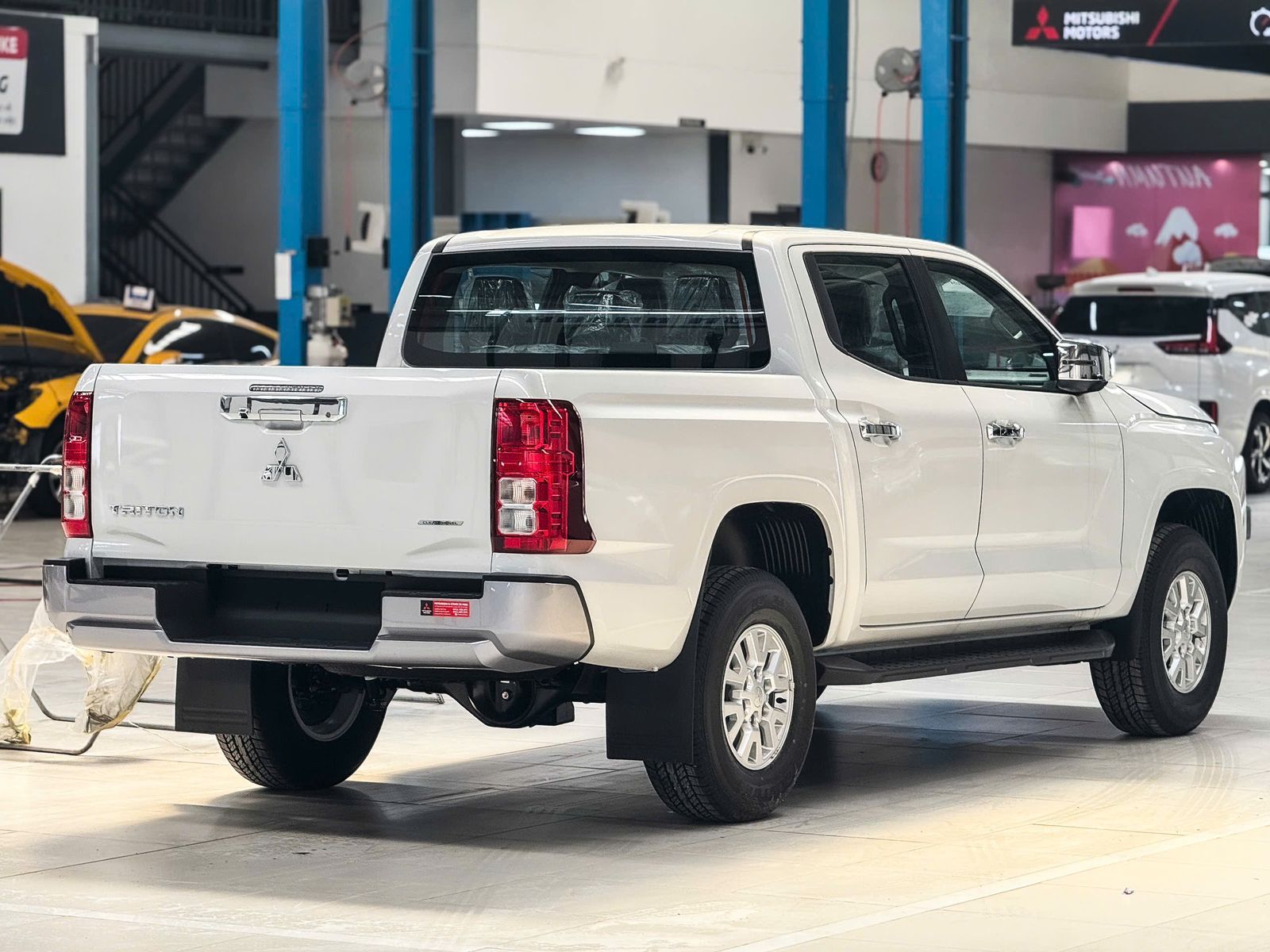 Hình ảnh xe MITSUBISHI TRITON GLX 2WD AT