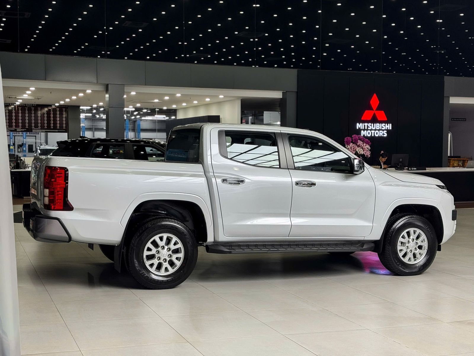Hình ảnh xe MITSUBISHI TRITON GLX 2WD AT
