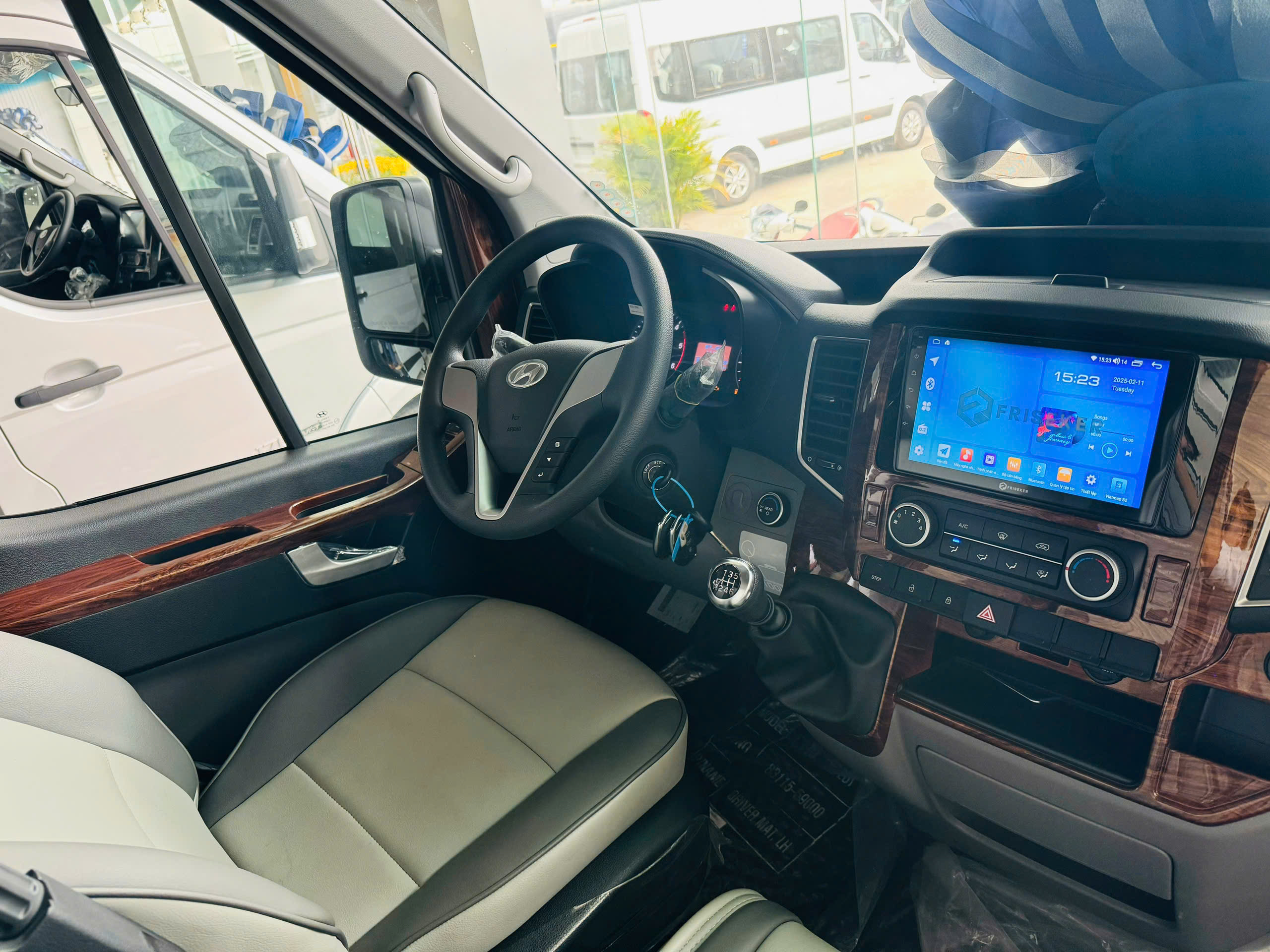 Hình ảnh xe HYUNDAI SOLATI 16 CHỔ E5 - VIN 2025