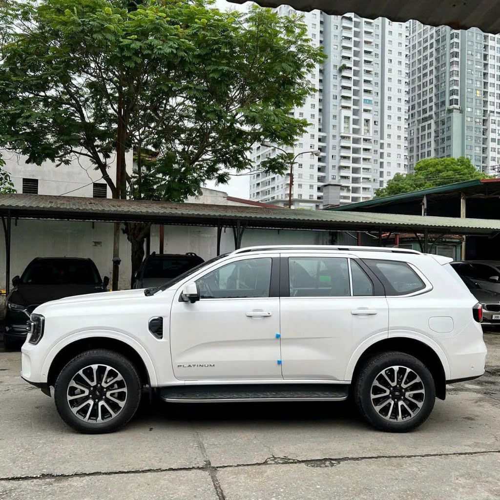Hình ảnh xe FORD EVEREST PLATINUM 4X4 2025