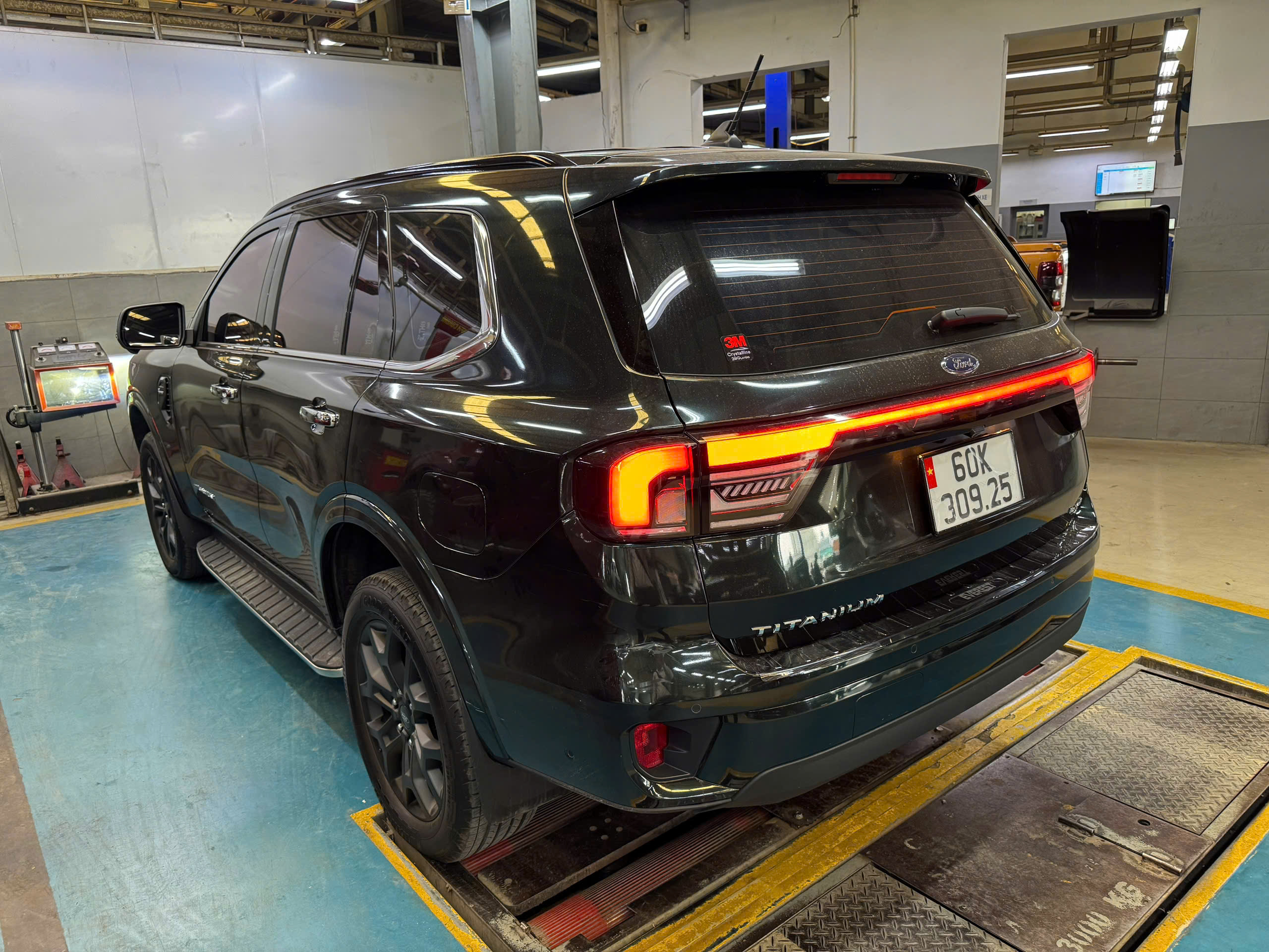 Hình ảnh xe FORD EVEREST TITANIUM 4x4 2023 - 22.000KM