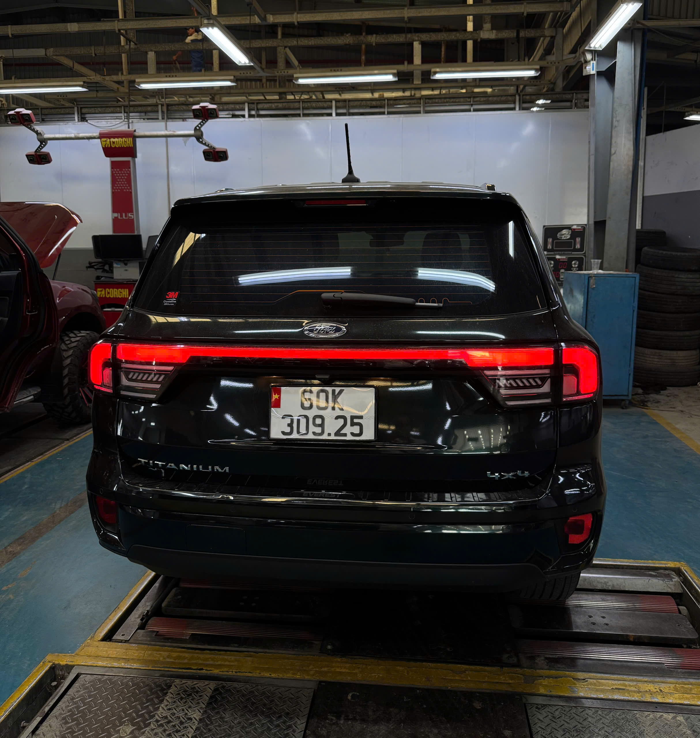 Hình ảnh xe FORD EVEREST TITANIUM 4x4 2023 - 22.000KM